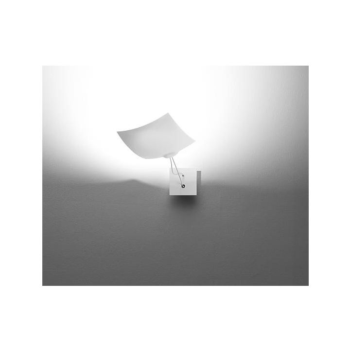 18 x 18 Wandleuchte mit leichtem, dünnem Aluminiumschirm, der an ein fliegendes Blatt Papier erinnert, montiert an Wand oder Decke mit flexibler Ausrichtung.