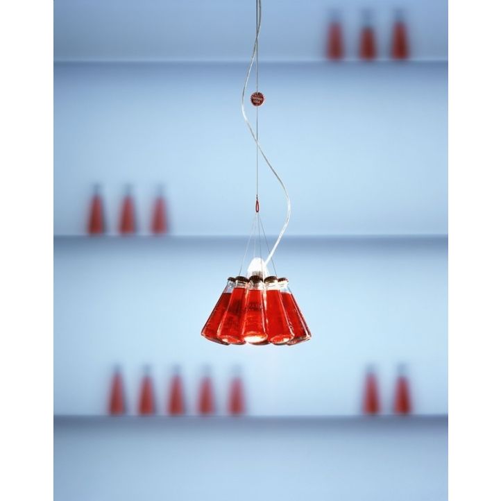 Ingo Maurer CAMPARI LIGHT Pendelleuchte Campari Light von Ingo Maurer, Pendelleuchte mit zehn original gefüllten Campari-Sodaflaschen, stufenlos höhenverstellbar, mit Zitronenpressen-Halterung.