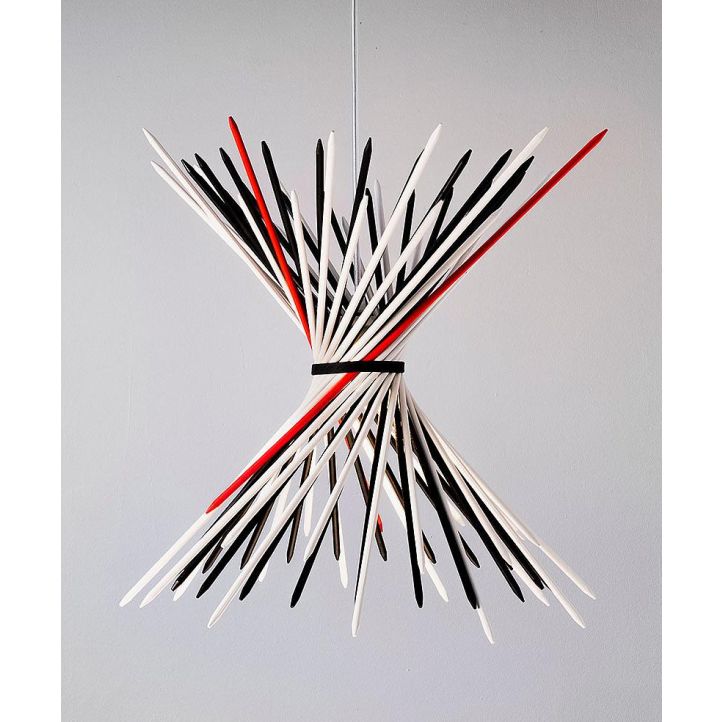 Pic-a-stic Hängeleuchte in schwarz-weiß von Ingo Maurer, 50 lackierte Holzstäbe, Gummiring, individuell gestaltbar, stilvolle und verspielte Beleuchtung.