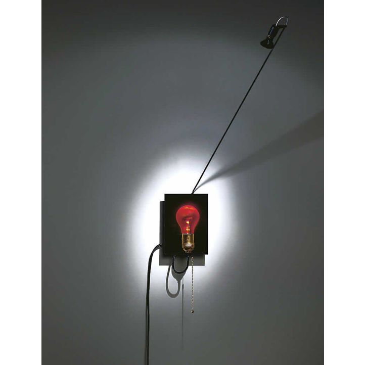Holonzki Wandleuchte mit holographischer Glühbirne auf einer Messingfassung, Zugschalter und schwarzem Textilkabel, faszinierende Lichttechnik und stilvolles Design.