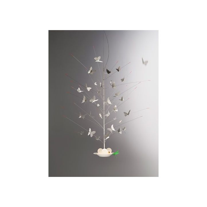 La Festa delle Farfalle Leuchte von Ingo Maurer mit 34 weißen Schmetterlingen und einer grünen Libelle aus Papier, drei Glühlampen und integrierten LEDs im Porzellanteller.