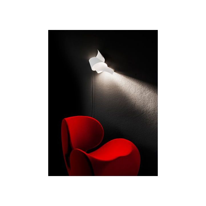 Oop's 2 Wandleuchte von Ingo Maurer mit 300g/qm Papier aus der Büttenpapierfabrik Gmund, farblosem Kabel, natürliches und elegantes Design.