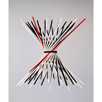 Pic-a-stic Hängeleuchte in schwarz-weiß von Ingo Maurer, 50 lackierte Holzstäbe, Gummiring, individuell gestaltbar, stilvolle und verspielte Beleuchtung.