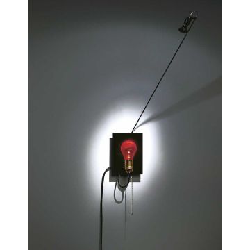 Holonzki Wandleuchte mit holographischer Glühbirne auf einer Messingfassung, Zugschalter und schwarzem Textilkabel, faszinierende Lichttechnik und stilvolles Design.