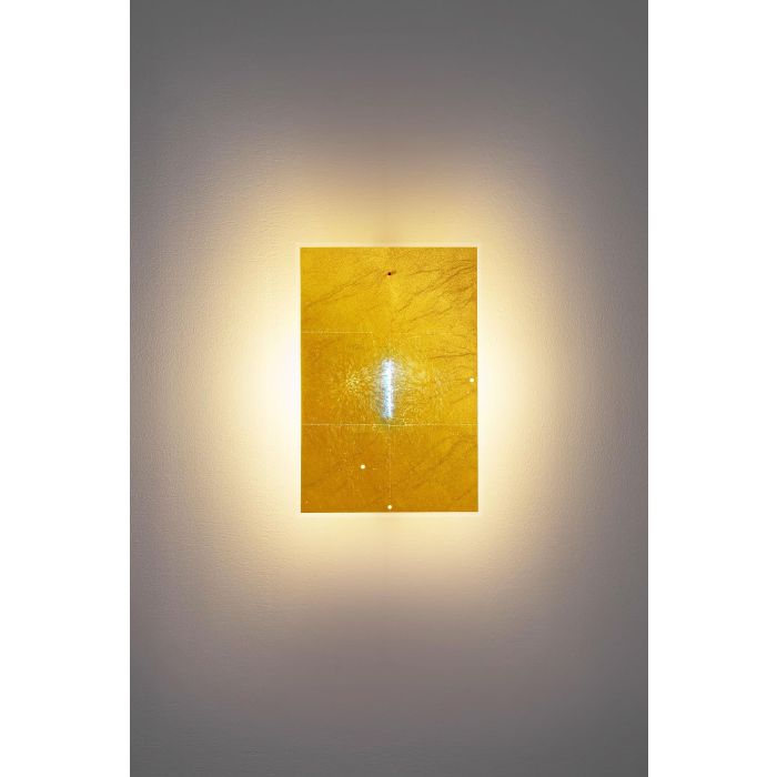 24 Karat Blau Flat Wandleuchte von Ingo Maurer mit hauchdünnem Blattgold, schwebend montiert an der Wand, ideal für Flure, Gastronomie und besondere Beleuchtungssituationen. 24 Karat Blau Flat Wandleuchte von Ingo Maurer mit hauchdünnem Blattgold, schwebend montiert an der Wand, ideal für Flure, Gastronomie und besondere Beleuchtungssituationen.
