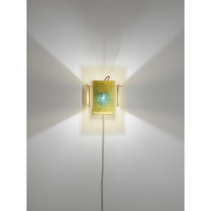 24 Karat Blau Wall Wandleuchte von Ingo Maurer mit handgefertigten Blattgoldblenden, aufgehängt an einem roten Stabkreuz, erzeugt einzigartigen Lichteffekt. 24 Karat Blau Wall Wandleuchte von Ingo Maurer mit handgefertigten Blattgoldblenden, aufgehängt an einem roten Stabkreuz, erzeugt einzigartigen Lichteffekt.