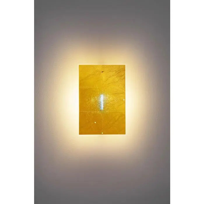 24 Karat Blau Flat Wandleuchte von Ingo Maurer mit hauchdünnem Blattgold, schwebend montiert an der Wand, ideal für Flure, Gastronomie und besondere Beleuchtungssituationen. 24 Karat Blau Flat Wandleuchte von Ingo Maurer mit hauchdünnem Blattgold, schwebend montiert an der Wand, ideal für Flure, Gastronomie und besondere Beleuchtungssituationen.