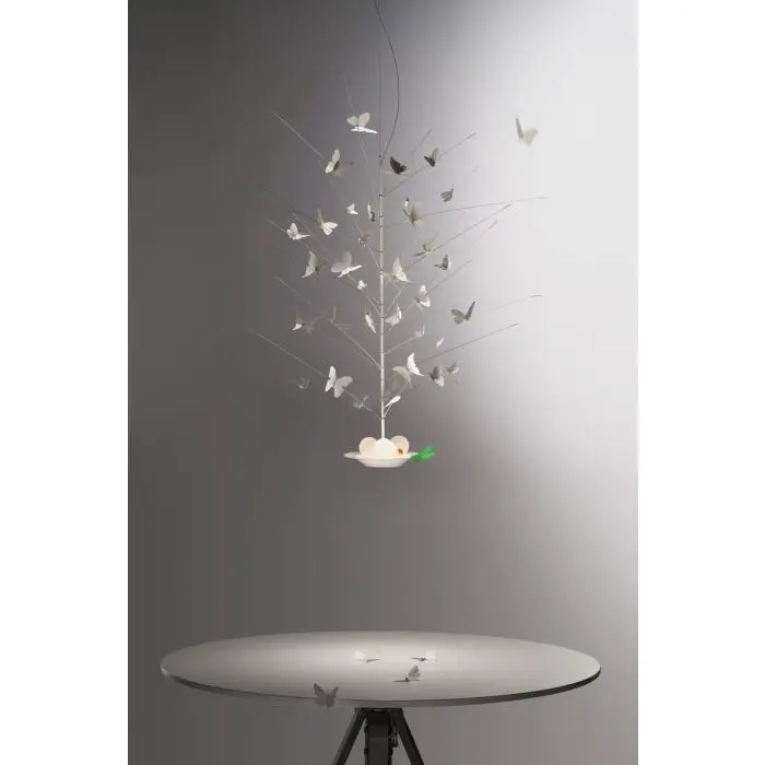 La Festa delle Farfalle Leuchte von Ingo Maurer mit 34 weißen Schmetterlingen und einer grünen Libelle aus Papier, drei Glühlampen und integrierten LEDs im Porzellanteller.