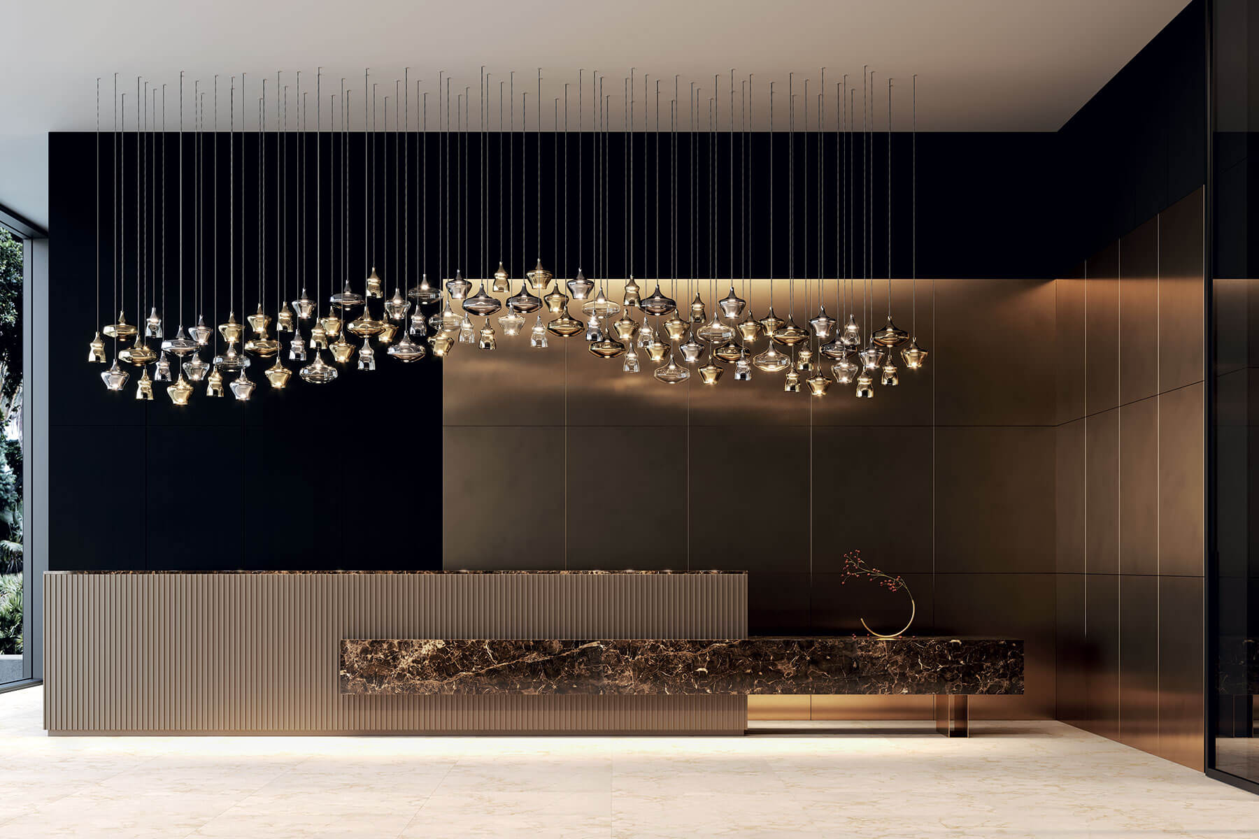 Clusterleuchte in einem modernen Hotelfoyer